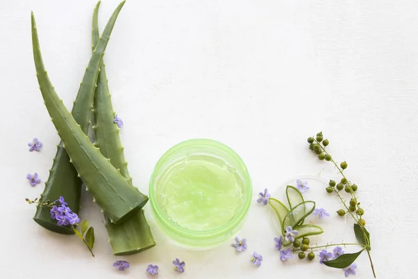 doğal bitkisel rahatlatıcı jel aloe vera aroma yüz maskesi sağlık cilt yüz kadının arka plan beyaz tahta üzerinde