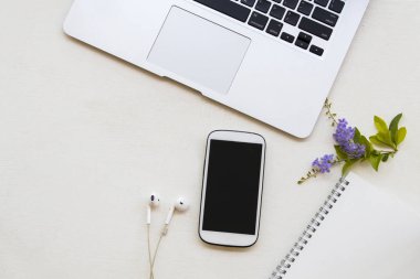 cep telefonu, dizüstü bilgisayar planlayıcısı iş için bilgisayar ekipmanı ile çalışması beyaz arka plan üzerinde ofis masası