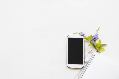 cep telefonu, dizüstü bilgisayar planlayıcısı iş için çalışması beyaz arka plan üzerinde ofis masası