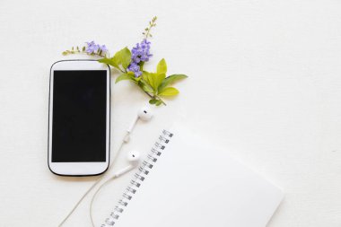 cep telefonu, dizüstü bilgisayar planlayıcısı iş için çalışması beyaz arka plan üzerinde ofis masası