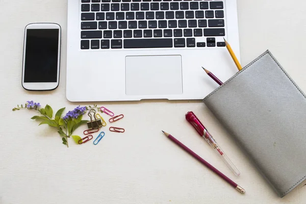 Mobiele Telefoon Laptop Planner Met Computerapparatuur Voor Bedrijf Werk Bij — Stockfoto