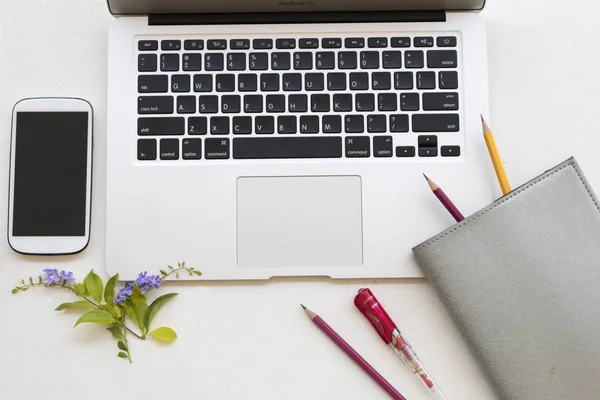 Mobiele Telefoon Laptop Planner Met Computerapparatuur Voor Bedrijf Werk Bij — Stockfoto