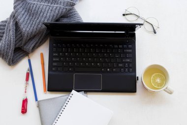 bilgisayar büro malzemeleri ile iş çalışma ve limon bitkisel sağlıklı içecekler arka plan beyaz tahta üzerinde kış sezonu sıcak bal ile yün Atkı örgü için dizüstü bilgisayar planlayıcısı