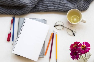  iş iş ve limon bitkisel sağlıklı içecekler arka plan beyaz tahta üzerinde kış sezonu sıcak bal ile yün Atkı örgü için dizüstü bilgisayar planlayıcısı