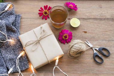 hediye kutusu özel Noel ve yeni yıl festival gün içinde ile sağlıklı içecekler sıcak limonlu çay ve yaşam tarzı kadın kazak örgü yün kış sezonu  