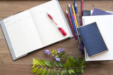 kitap sözlük, defter, Mor çiçek ahşap arka plan üzerinde öğrencinin çalışma için sabit