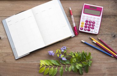 iş için defter planlayıcısı ofis masası ahşap arka plan üzerinde hesap makinesi ile çalışmak
