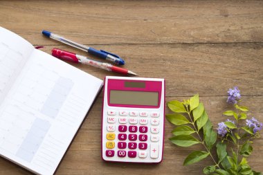 iş için defter planlayıcısı ofis masası ahşap arka plan üzerinde hesap makinesi ile çalışmak