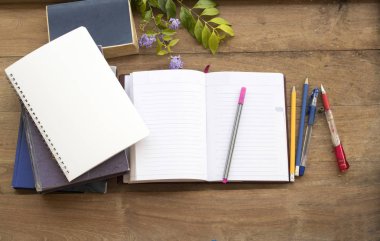 kitap sözlük, defter, Mor çiçek ahşap arka plan üzerinde öğrencinin çalışma için sabit