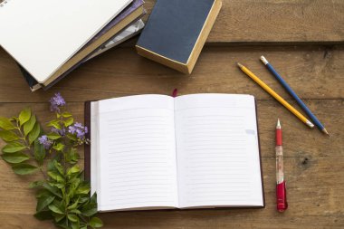 kitap sözlük, defter, Mor çiçek ahşap arka plan üzerinde öğrencinin çalışma için sabit