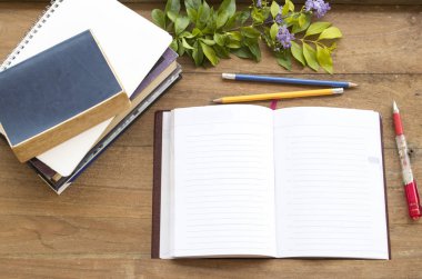 kitap sözlük, defter, Mor çiçek ahşap arka plan üzerinde öğrencinin çalışma için sabit