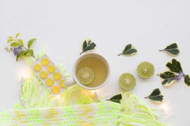 bal limon sağlıklı içecekler mix, pastil yaşam tarzı kadın yünden örgü atkı ile relax arka plan beyaz kış sezonu