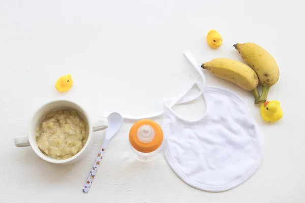 捣碎香蕉健康食品 香蕉水果 在背景白色的婴儿安排层 — 图库照片