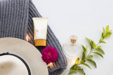 Doğal kozmetik cilt yüz güneş kremi spf50, yün atkı, örgü için yaşam tarzı kadın parfüm sakin ol kış arka plan üzerinde beyaz düz stil yatıyordu. 