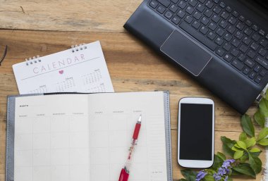 bilgisayar, cep telefonu, dizüstü bilgisayar planlayıcısı, ofis masası, ahşap arka plan iş çalışmak için Takvim 