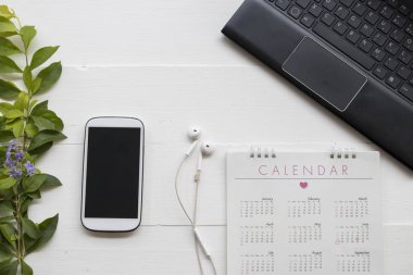 cep telefonu, bilgisayar, ofis masası, ahşap arka plan beyaz iş çalışmak için Takvim 