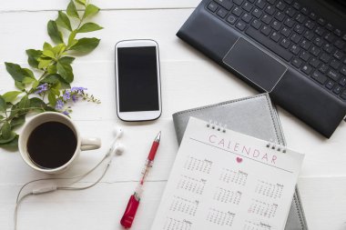bilgisayar, cep telefonu, dizüstü bilgisayar planlayıcısı, ofis masası, ahşap arka plan beyaz iş çalışmak için Takvim 
