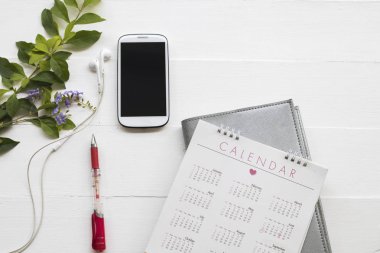 cep telefonu, dizüstü bilgisayar planlayıcısı, ofis masası, ahşap arka plan beyaz iş çalışmak için Takvim 