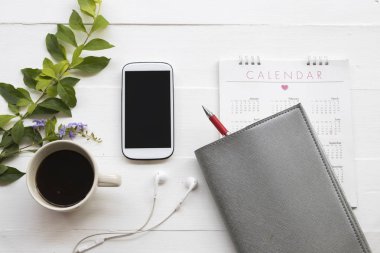 cep telefonu, dizüstü bilgisayar planlayıcısı, ofis masası, ahşap arka plan beyaz iş çalışmak için Takvim 