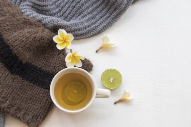 sağlıklı içecekler mix bal limon yün atkı ve şapka yaşam tarzı kadının örgü ile relax arka plan beyaz kış