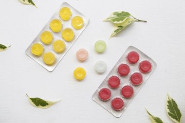 öksürük boğaz pastil yaprak beyaz arka plan üzerinde renkli