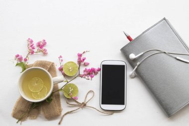 cep telefonu, dizüstü bilgisayar planlayıcısı çuval üzerinde pembe çiçekler ile iş çalışmaları için ve sağlıklı içecekler bal limon sağlık için relax arka plan üzerinde beyaz