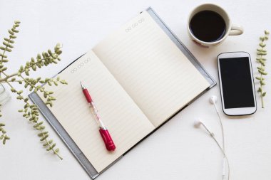 defter planlayıcısı, cep telefonu iş için ofis masası beyaz arka plan üzerinde sıcak kahve ile çalışmak 