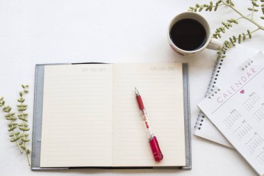 defter planlayıcısı, cep telefonu, beyaz arka plan üzerinde ofis masası, sıcak kahve ile iş çalışmaları için Takvim 