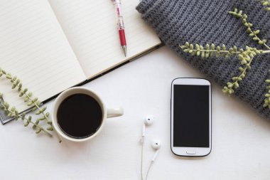 cep telefonu iş için defter planlayıcısı, işe sıcak kahve ve kış sezonu ofis masası beyaz arka plan üzerinde yün atkı, örgü 