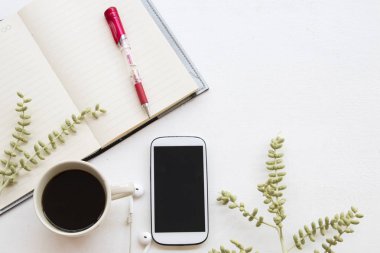 defter planlayıcısı, cep telefonu iş için ofis masası beyaz arka plan üzerinde sıcak kahve ile çalışmak 