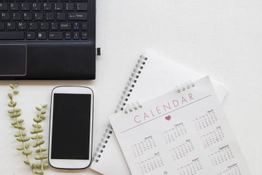 defter planlayıcısı, cep telefonu, takvim, bilgisayar ofis masası üzerinde arka plan beyaz iş çalışmak için 