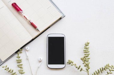 defter planlayıcısı, cep telefonu iş için çalışması üzerinde arka plan beyaz ofis masası 