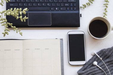 defter planlayıcısı, cep telefonu, bilgisayar sıcak kahve ve kış sezonu ofis masası beyaz arka plan üzerinde yün Atkı örgü iş çalışmak için 