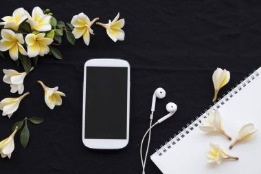 arka plan siyah Notebook, cep telefonu ve çiçek frangipani düzenleme