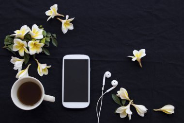 cep telefonu arka plan siyah çiçekler frangipani düzenleme ile sıcak kahve ile