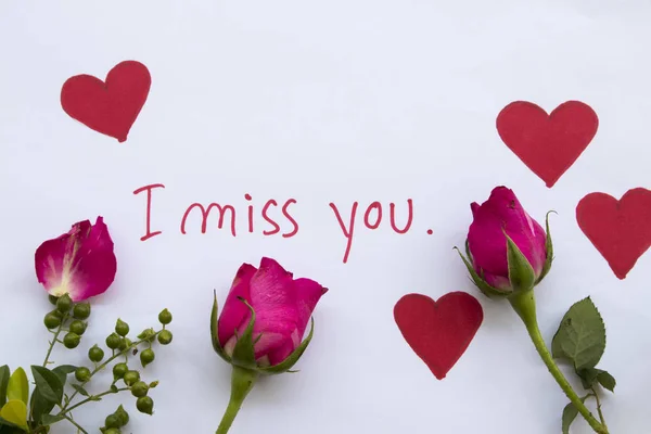 Hiányzik Üzenetet Kártya Kézírás Felhívni Piros Szív Rózsaszín Rózsa Virágok — Stock Fotó
