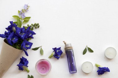 Asya koku koku aroma arka plan beyaz mavi çiçek kelebek bezelye yerel florası doğal bitkisel yağlar