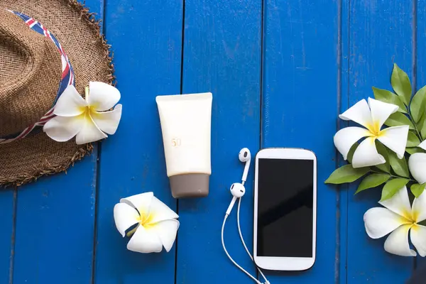 Fényvédő Spf50 Mobiltelefon Kalap Életmód Lazíthatnak Fehér Virág Frangipani Háttér — Stock Fotó