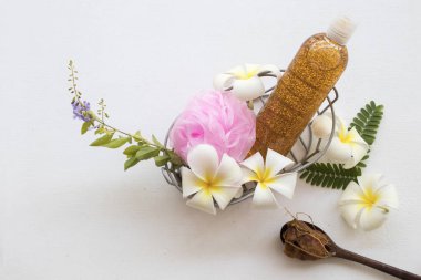 Sıvı Sabun Peeling vücut yıkama pürüzsüz bir cilt doğal özü demirhindi sağlık vücut cilt ile arka plan beyaz beyaz çiçekler frangipani düzenleme 