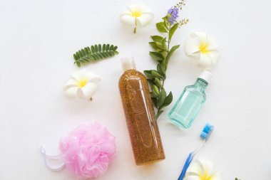 Sıvı Sabun Peeling vücut yıkama pürüzsüz bir cilt doğal özü demirhindi sağlık vücut cilt ve diş macunu, diş fırçası sağlık için arka plan beyaz beyaz çiçekler frangipani düzenleme ile ağız boşluğu 