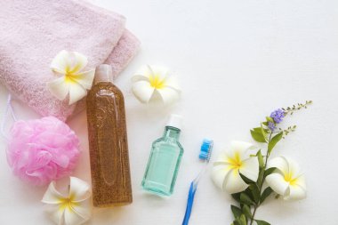 Sıvı Sabun Peeling vücut yıkama pürüzsüz bir cilt doğal özü demirhindi sağlık vücut cilt ve diş macunu, diş fırçası sağlık için arka plan beyaz beyaz çiçekler frangipani düzenleme ile ağız boşluğu 