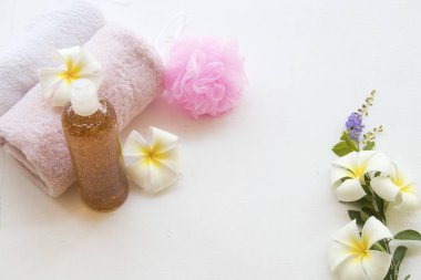 Sıvı Sabun Peeling vücut yıkama pürüzsüz bir cilt doğal özü demirhindi sağlık vücut cilt ile arka plan beyaz beyaz çiçekler frangipani düzenleme 