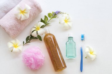 Sıvı Sabun Peeling vücut yıkama pürüzsüz bir cilt doğal özü demirhindi sağlık vücut cilt ve diş macunu, diş fırçası sağlık için arka plan beyaz beyaz çiçekler frangipani düzenleme ile ağız boşluğu 