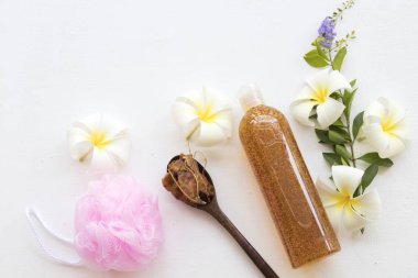 Sıvı Sabun Peeling vücut yıkama pürüzsüz bir cilt doğal özü demirhindi sağlık vücut cilt ile arka plan beyaz beyaz çiçekler frangipani düzenleme 