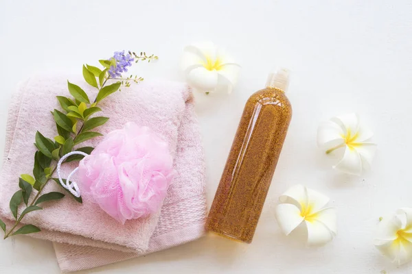 Sıvı Sabun Peeling vücut yıkama pürüzsüz bir cilt doğal özü demirhindi sağlık vücut cilt ile arka plan beyaz beyaz çiçekler frangipani düzenleme 