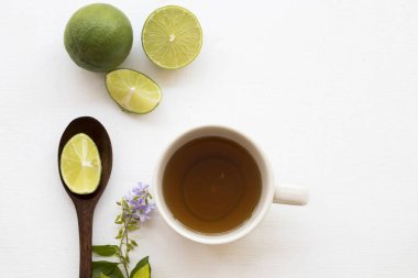 bitkisel bal limon çay sağlıklı içecekler arka plan beyaz ahşap mor çiçekler dekorasyon ile limon dilimi ile boğaz ağrısı için sağlık