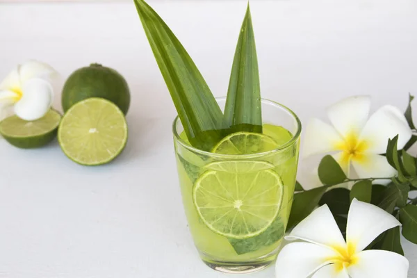 Herbal Healthy Drinks Pandan Lemon Cocktail Water Lemon Slice Frangipani — Stock Photo, Image