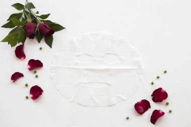 doğal bitkisel sac maskesi aroma özü yüz maskesi ayıklamak için güzellik cilt yüz sağlığı yaprak kadınla bak gül çiçek, çiçek dekorasyon düz yatıyordu stili arka plan beyaz tahta üzerinde