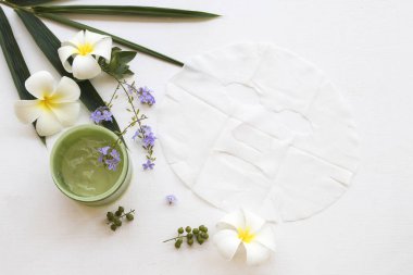 doğal bitkisel rahatlatıcı jel ile sac maskesi aroma özü yüz maskesi ayıklamak bambu güzellik cilt yüz sağlık kadın yaprak, çiçek dekorasyon düz yatıyordu stili arka plan beyaz tahta üzerinde