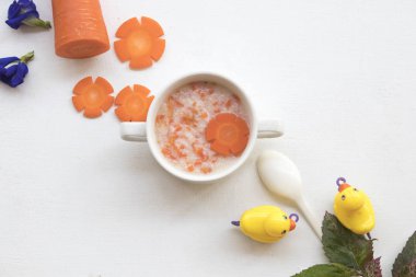 Bebek kahvaltı dekorasyon düz yiyor için mix pirinç yulaf çorbası ve havuç sağlıklı gıdalar sağlık stil arka plan beyaz üzerinde yatıyordu. 